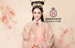 新手怎么學(xué)化妝？學(xué)完化妝好找工作嗎？