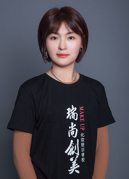 徐麗晶：朋友的介紹，我選擇了化妝行業(yè)，在瑞尚創(chuàng)美學(xué)習(xí)化妝