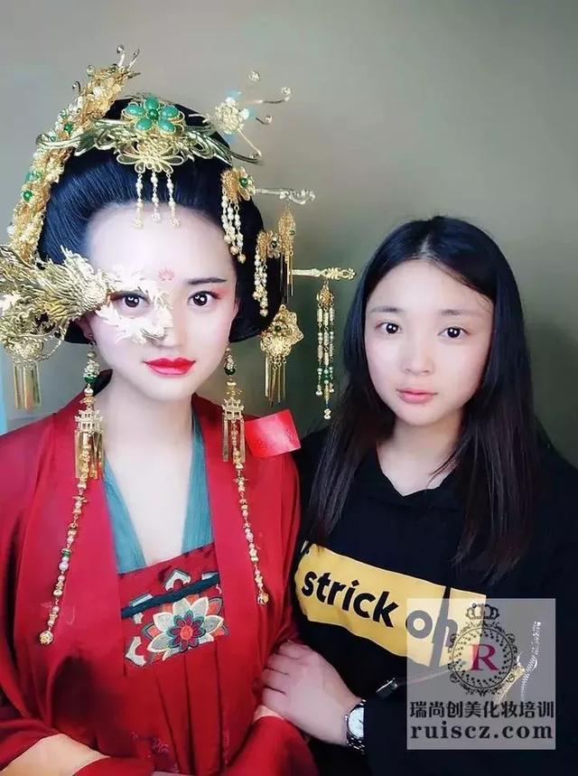 新生入學(xué)&老生月考：年輕nice有實力，熱愛化妝沒道理！